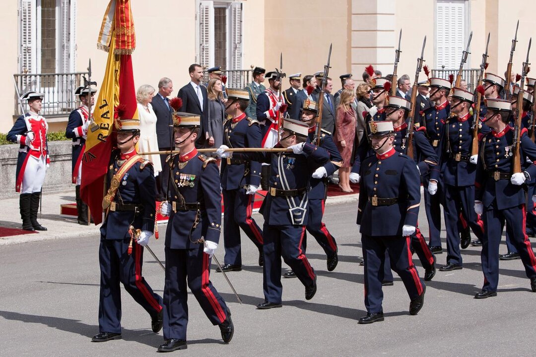 Desfile de la Guardia Real ante los reyes.