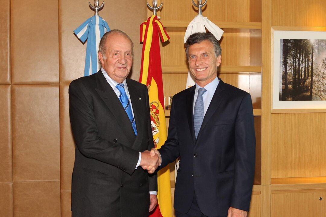Juan Carlos I saluda a Mauricio Macri en su toma de posesi&oacute;n.