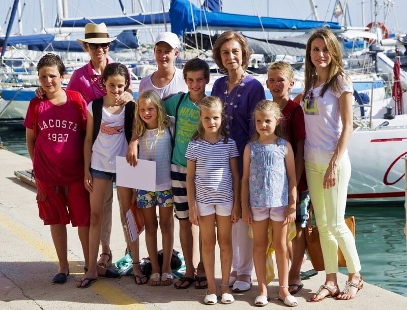 La reina Sof&iacute;a, con sus nietos, la infanta Elena y do&ntilde;a Letizia en Mallorca.