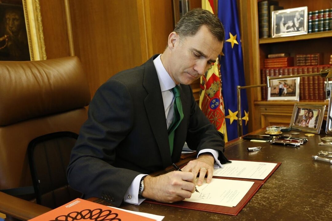 El rey firma el decreto de disoluci&oacute;n de las Cortes en abril.