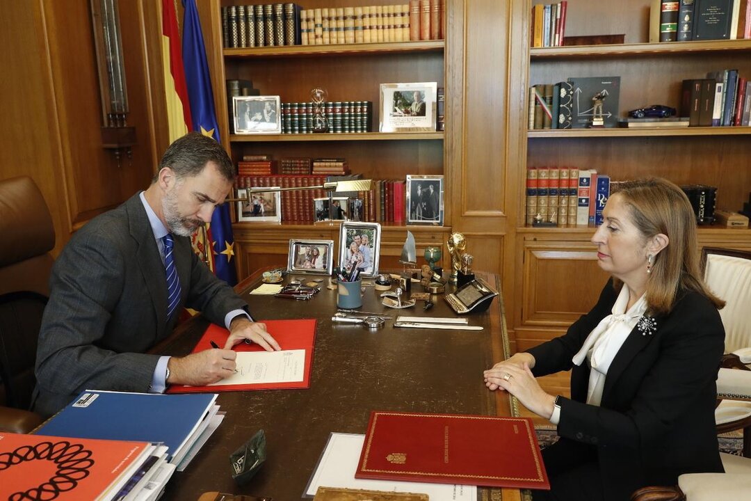 Felipe VI firma el decreto de nombramiento de Mariano Rajoy como presidente del Gobierno.