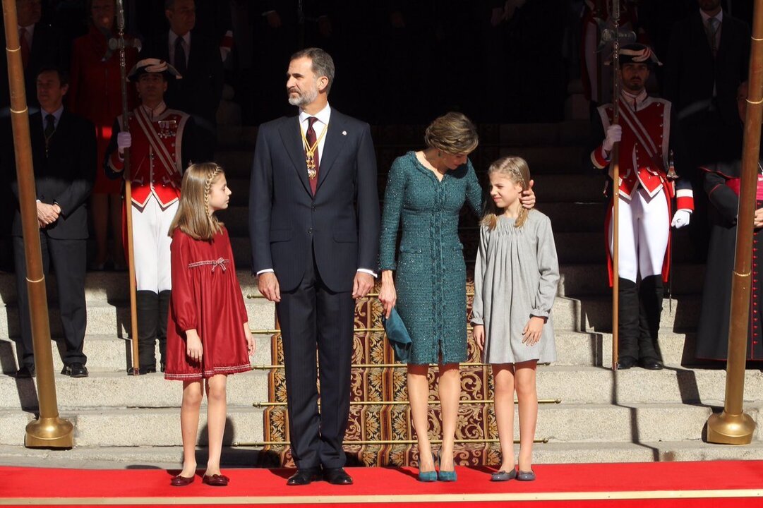 Los reyes con la princesa Leonor (izquierda) y la infanta Sof&iacute;a (derecha).