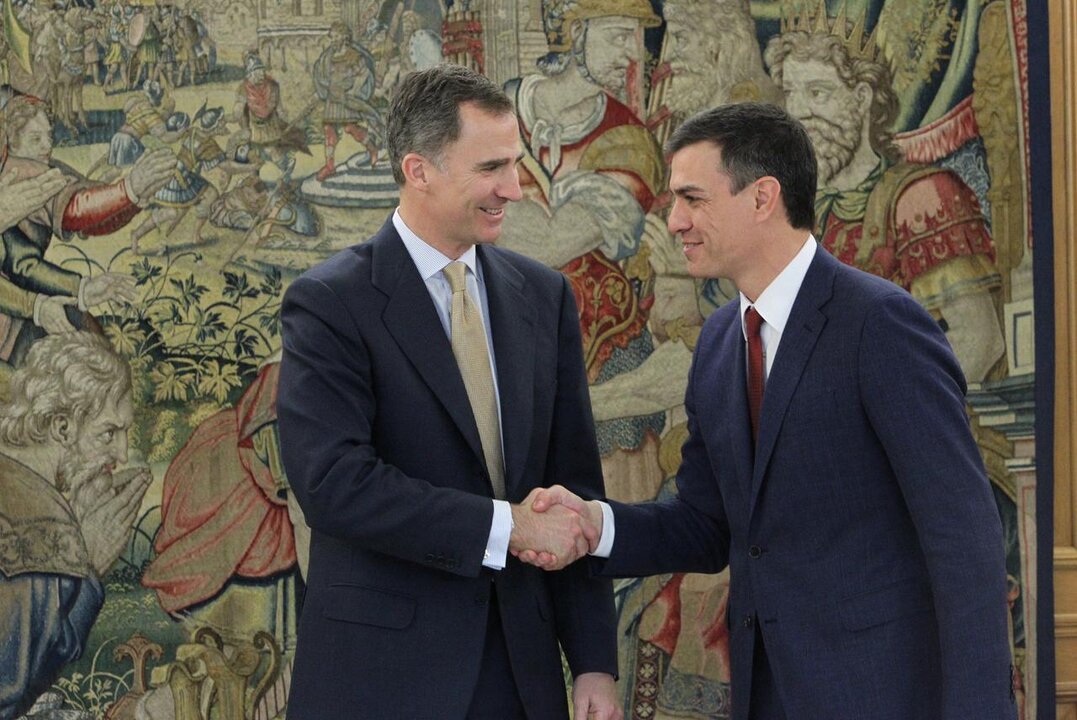 Felipe VI saluda a Pedro S&aacute;nchez en una ronda de consultas.