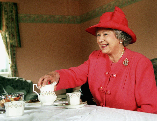 La reina Isabel II toma el t&eacute;, en una imagen de archivo.