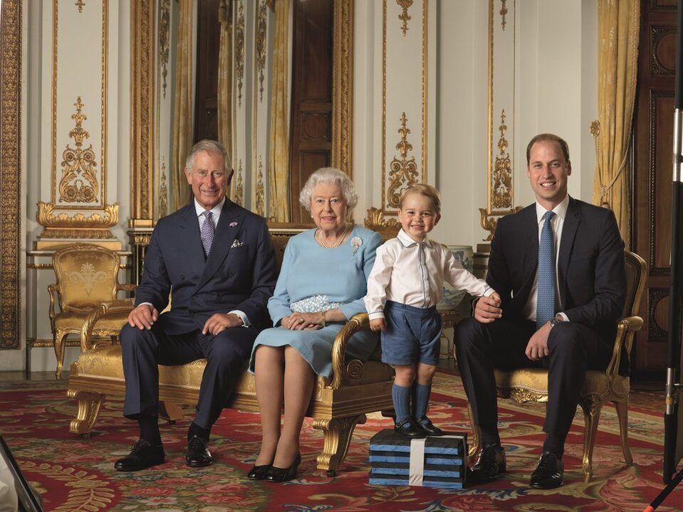 El pr&iacute;ncipe Jorge, junto a la reina Isabel II.