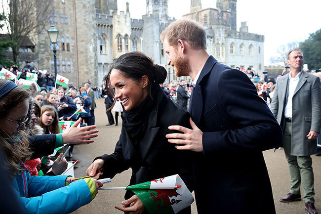 Meghan Markle firmando aut&oacute;grafos a sus fans