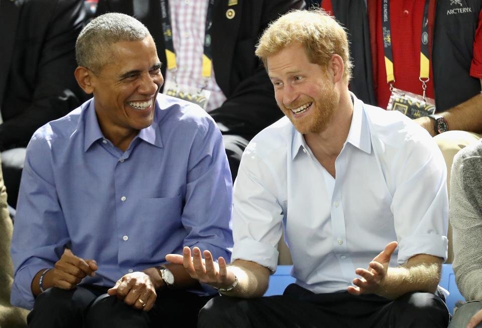 Barack Obama y el pr&iacute;ncipe Harry charlan durante un partido en los Juegos Invictus 2017 en Toronto