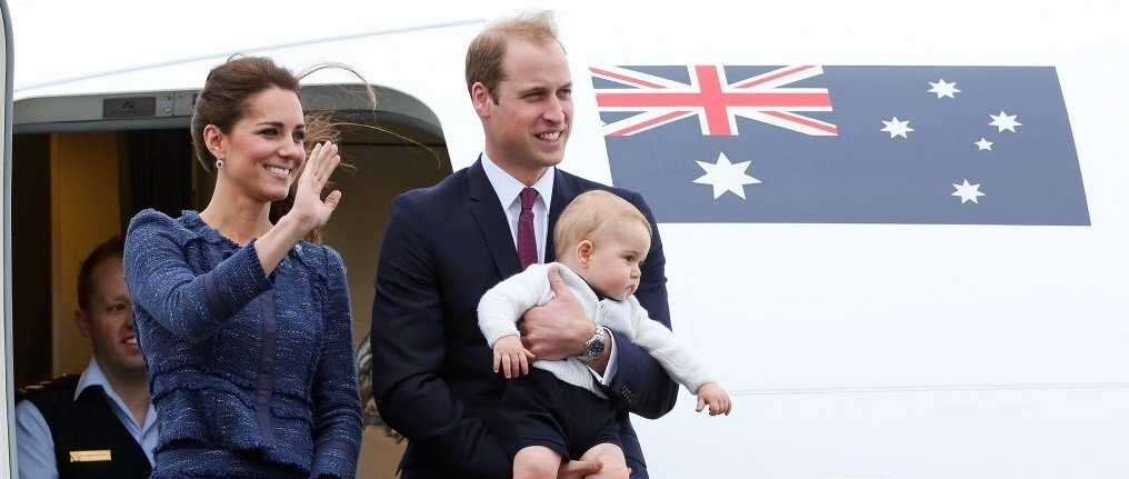 Los pr&iacute;ncipes Guillermo y Catalina, en un viaje en avi&oacute;n con uno de sus hijos.
