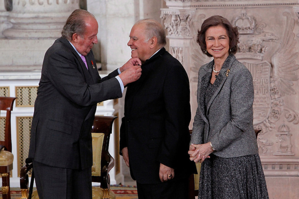 El rey Juan Carlos I reconoce a Enrique V. Iglesias con la Orden del Tois&oacute;n de Oro en 2014, en presencia de do&ntilde;a Sof&iacute;a.