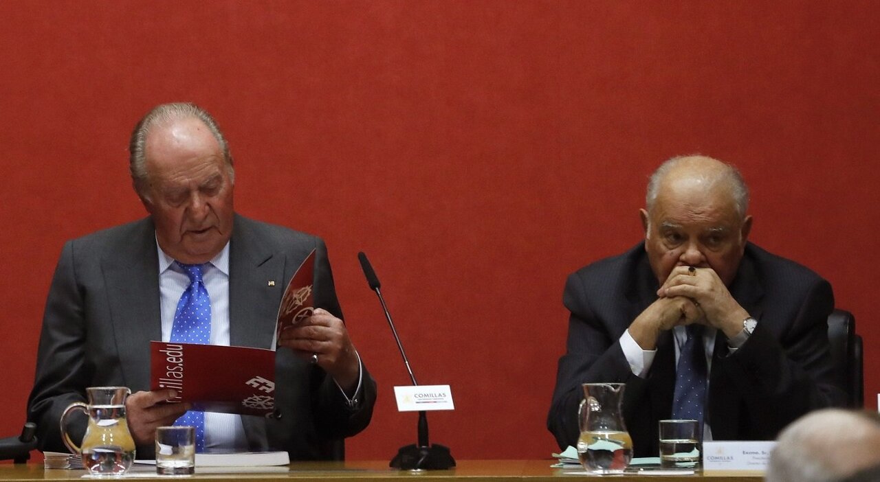 Juan Carlos I, junto al autor de &lsquo;Las Cumbres Iberoamericanas. Una contribuci&oacute;n a su historia&rsquo;, Enrique V. Iglesias.