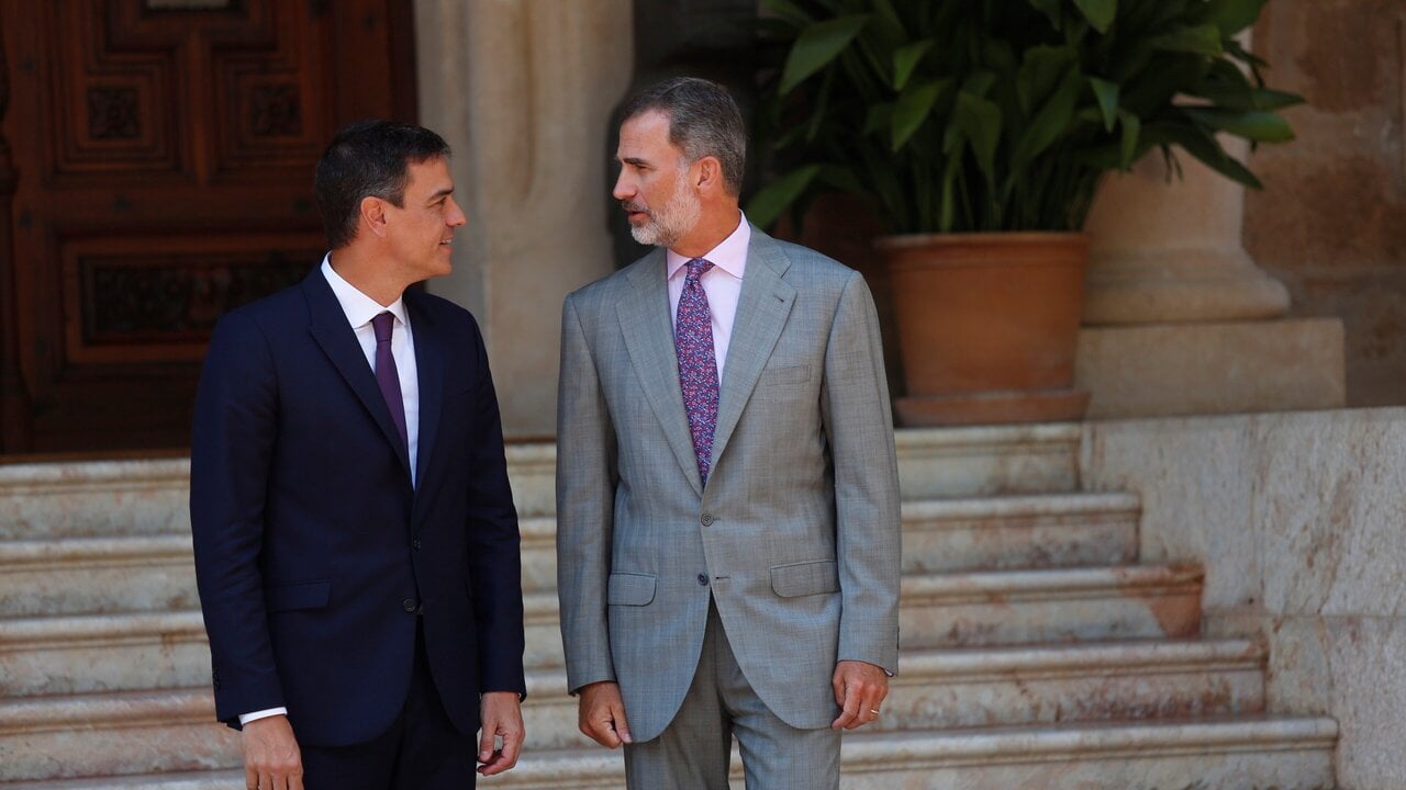 Felipe VI recibe a Pedro S&aacute;nchez en el Palacio de Marivent