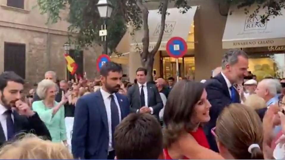 La reina do&ntilde;a Sof&iacute;a saluda desde lo lejos a alguien del p&uacute;blico.