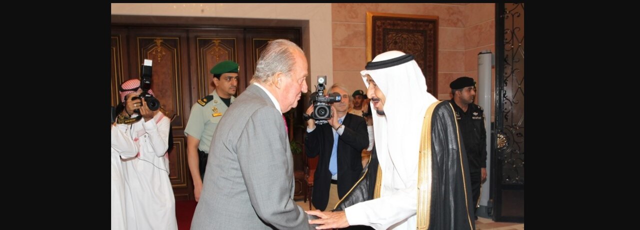 Juan Carlos I, en una foto de 2014 con el actual rey Salman de Arabia Saud&iacute;.