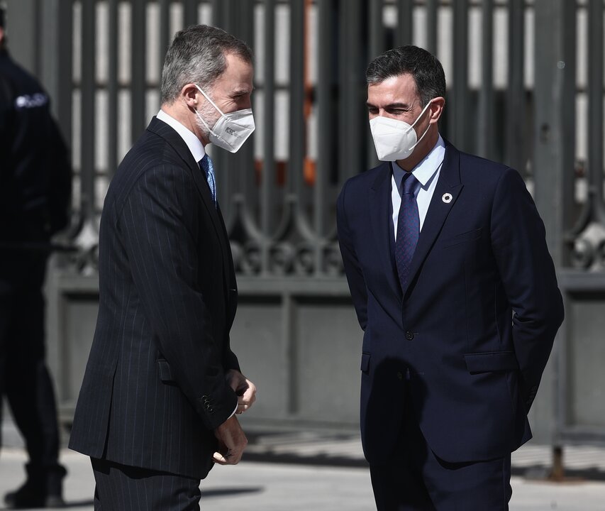 El presidente del Gobierno, Pedro S&aacute;nchez y el Rey Felipe VI a su llegada al acto con motivo del 40 aniversario del 23 de febrero de 1981 celebrado en el Sal&oacute;n de Pasos Perdidos del Congreso de los Diputados