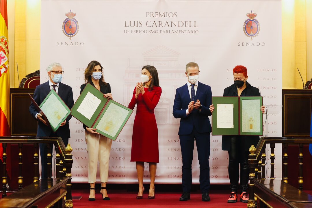 La reina Letizia con los premiados con el galard&oacute;n Luis Carandell en 2022.