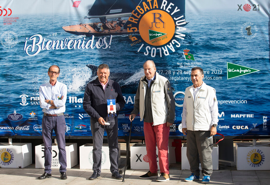 El Rey em&eacute;rito don Juan Carlos llega al Real Club N&aacute;utico de Sanxenxo de cara al inicio de la regata Rey Juan Carlos - El Corte Ingl&eacute;s M&aacute;ster 2019 en la que constituye su primera aparici&oacute;n p&uacute;blica desde su operaci&oacute;n de coraz&oacute;n. A su izquierda est&aacute; el alcalde de Sansenxo, Telmo Mart&iacute;n. El acto se desarrolla en Sansenxo (Pontevedra/Galicia/Espa&ntilde;a), el 28 de septiembre de 2019.