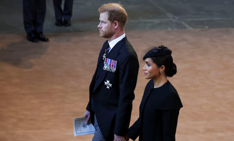 El Pr&iacute;ncipe Harry y Meghan Markle en el funeral a Isabel II. Foto: Twitter.