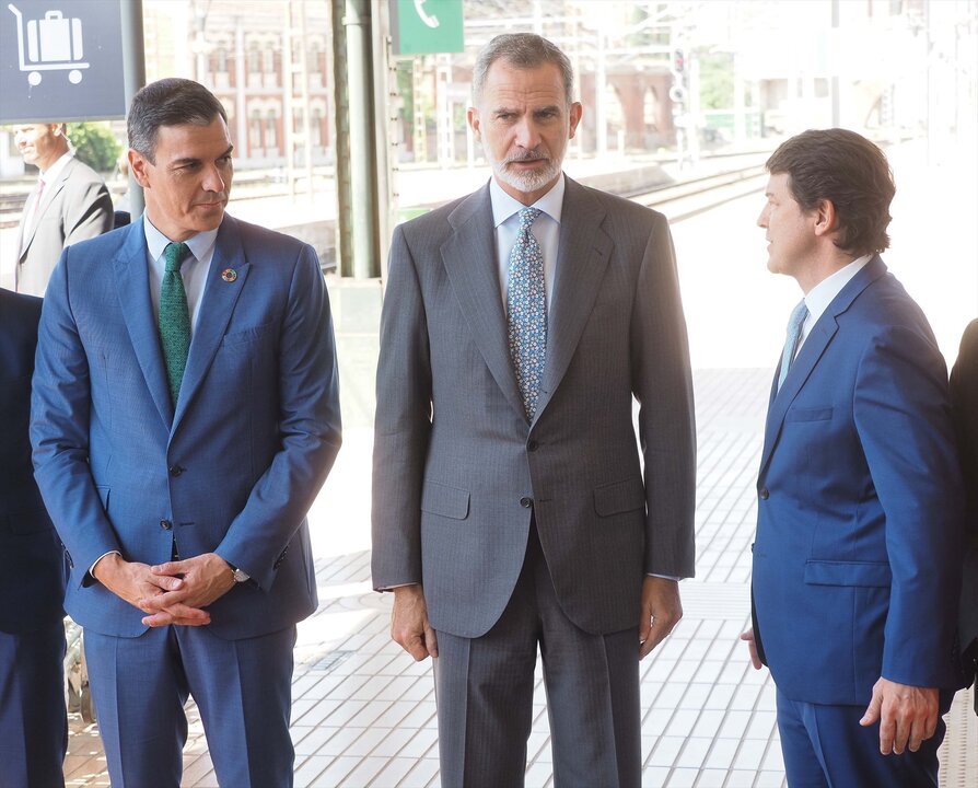 Pedro S&aacute;nchez, el Rey Felipe VI y Alfonso Fern&aacute;ndez Ma&ntilde;ueco en la estaci&oacute;n de tren. Foto de archivo.