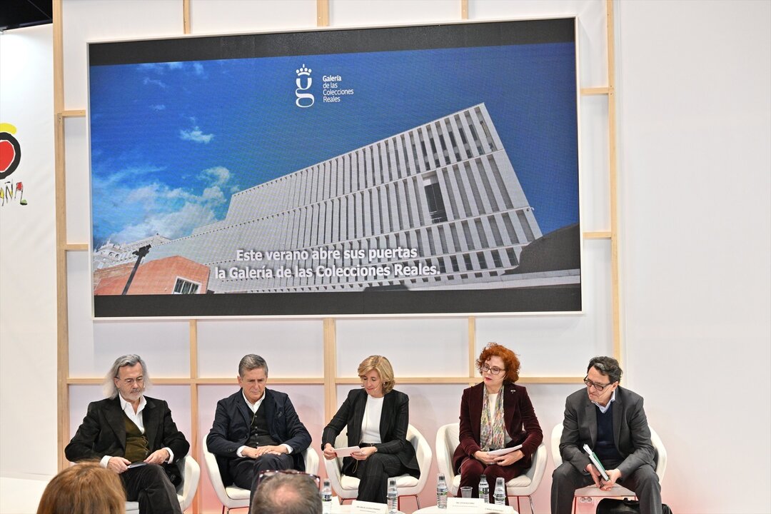 De izq a dcha: Fernando Beltr&aacute;n, nombrador de la Galer&iacute;a; Emilio Tu&ntilde;&oacute;n, arquitecto del edificio; Ana de la Cueva, presidenta de Patrimonio Nacional; Leticia Ruiz, directora de las Colecciones Reales; y Manuel Estrada, dise&ntilde;ador del logotipo.