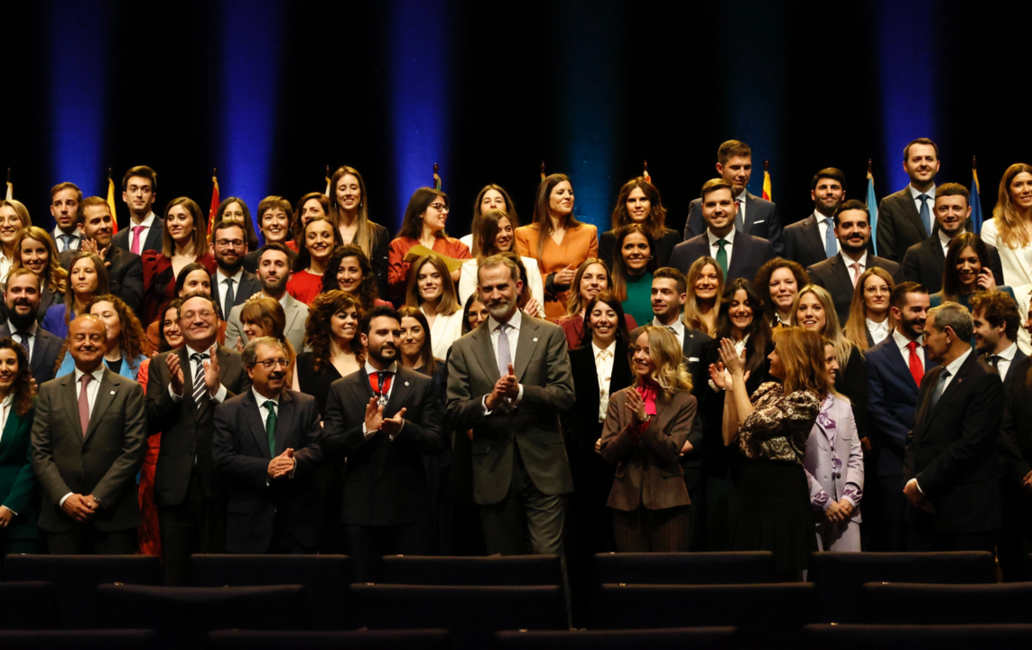 El Rey, con los nuevos jueces que integran la LXXI promoci&oacute;n de la Carrera Judicial, tras presidir la ceremonia de entrega de sus despachos.