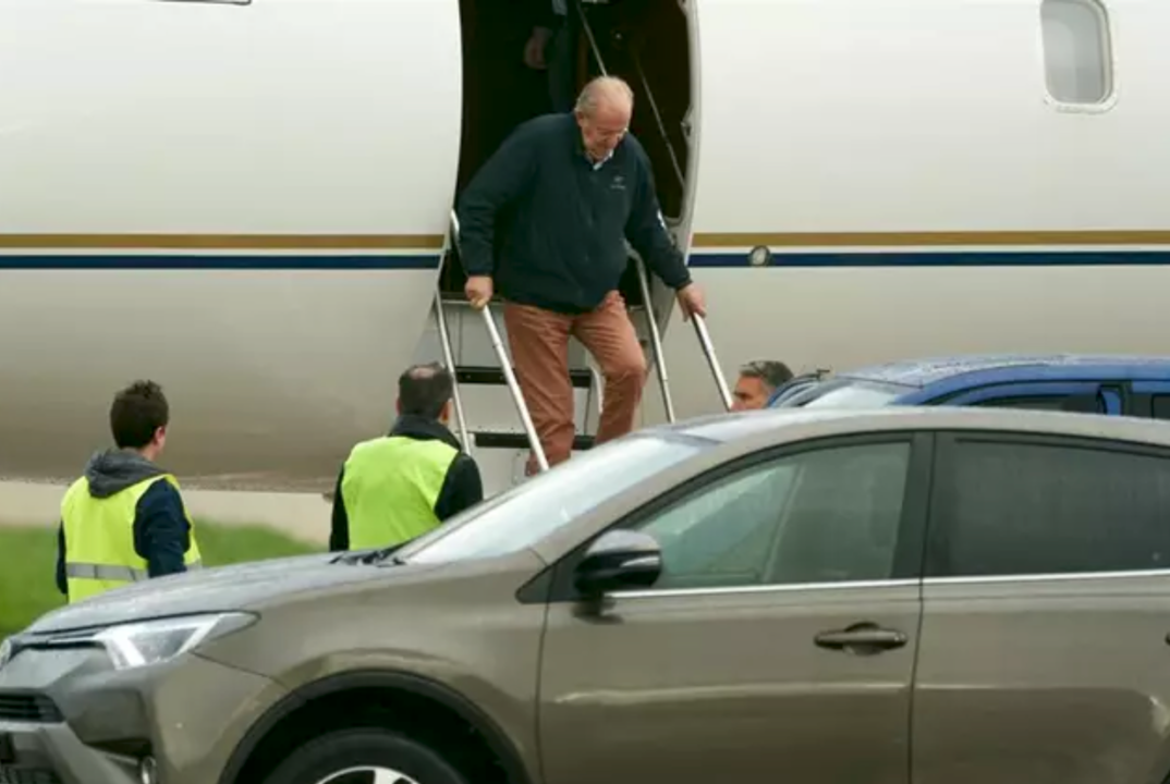 El rey em&eacute;rito, a su llegada al aeropuerto vitoriano de Foronda
- PABLO GONZ&Aacute;LEZ-EUROPA PRESS.