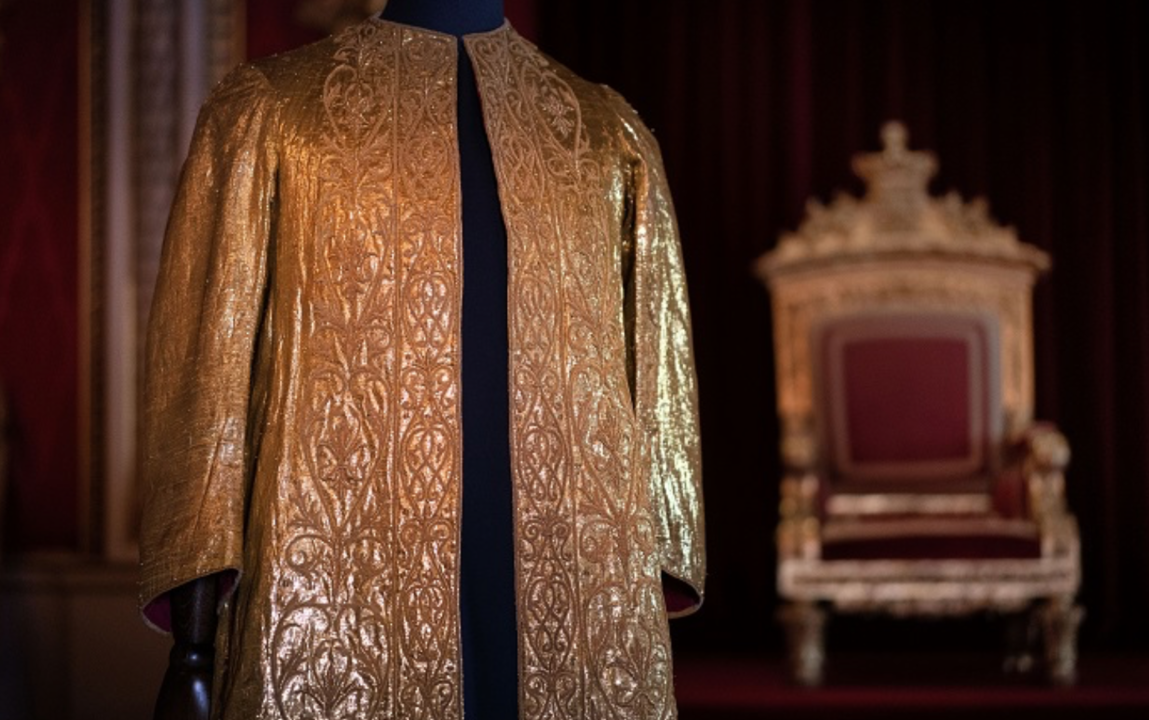 Supert&uacute;nica que se pondr&aacute; Carlos III. 