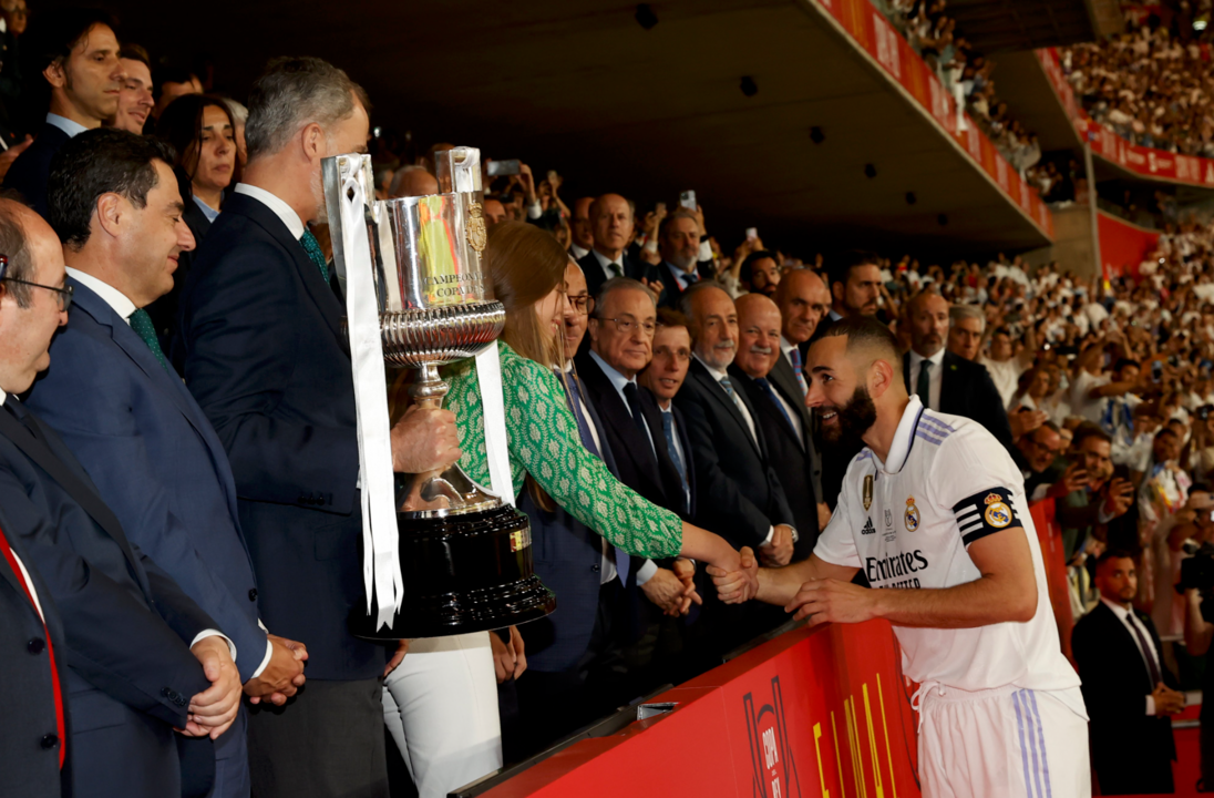 El Rey, acompa&ntilde;ado de la Infanta Sof&iacute;a, entrega la Copa del Rey al capit&aacute;n del equipo ganador de la edici&oacute;n 2022/2023.