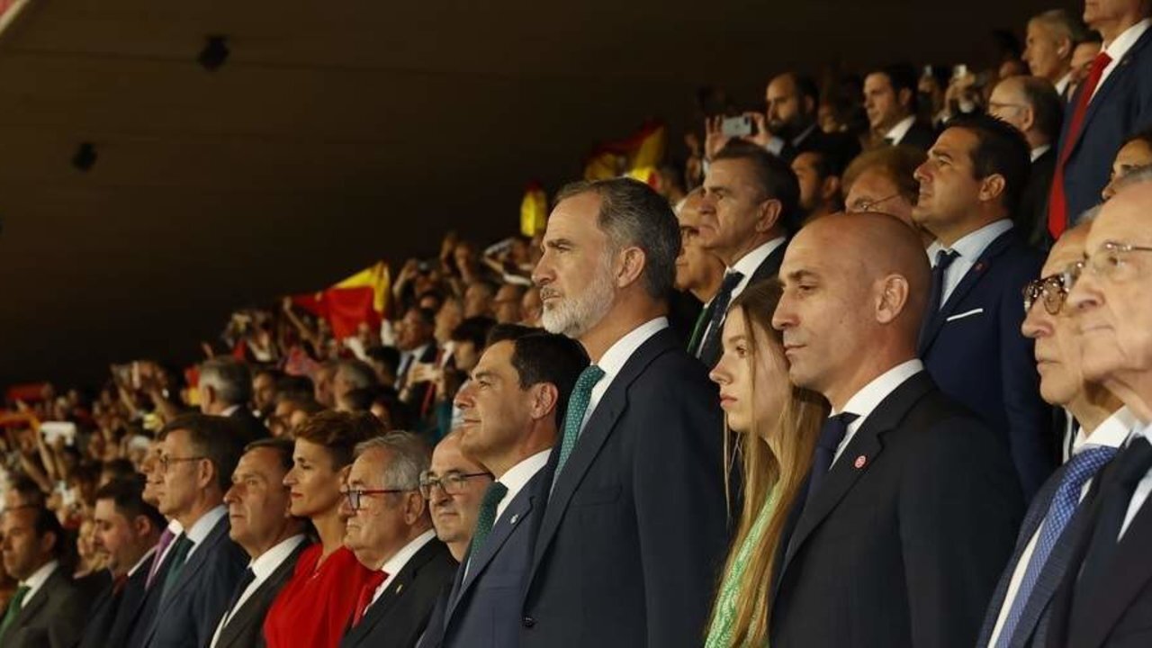 Felipe VI escucha el himno de Espa&ntilde;a en la final de la Copa del Rey (Foto- Casa de S.M. el Rey). 