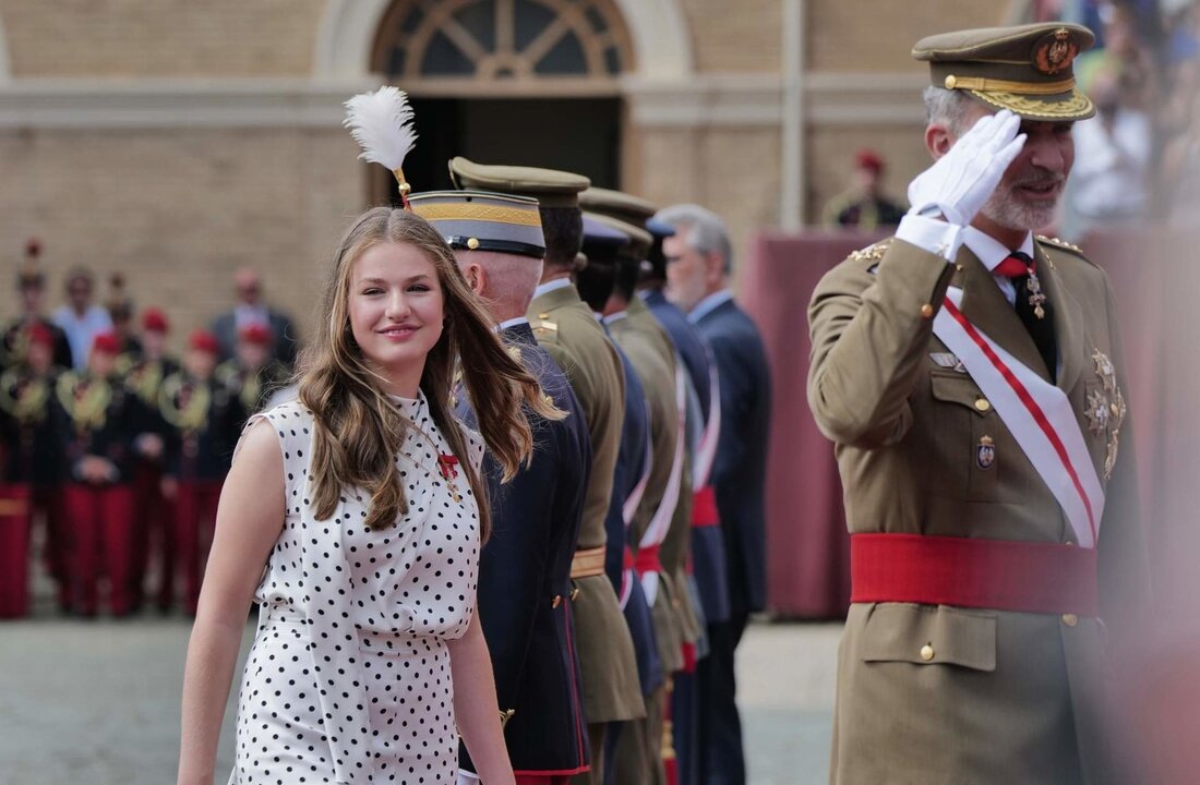 La Princesa Leonor y el Rey Felipe VI durante el acto de entrega de Reales Despachos y nombramientos de los nuevos oficiales del Ej&eacute;rcito de Tierra y de la Guardia Civil, en la Academia General Militar de Zaragoza.