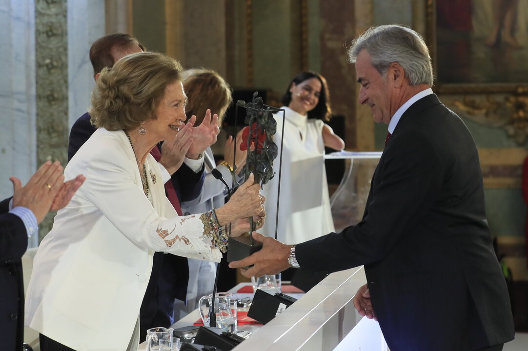 La reina Sof&iacute;a le entrega el Premio Social de la Fundaci&oacute;n Mapfre a Carlos Sainz Sr.