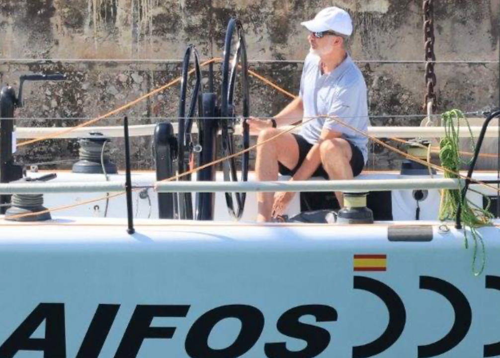 El rey Felipe VI a bordo del 'Aifos 500'.