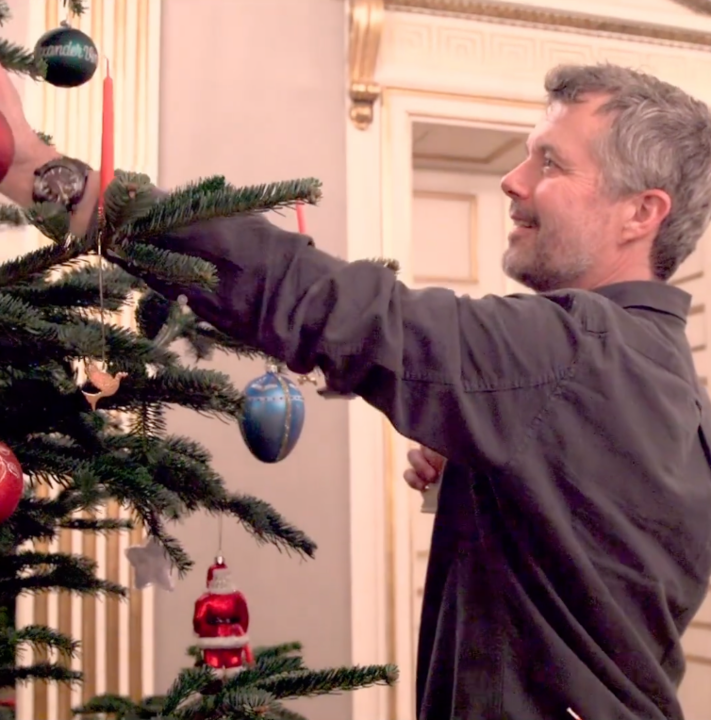 Federico y Mary de Dinamarca montan el &aacute;rbol de Navidad junto a sus hijos