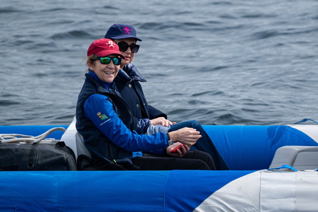 La Infanta Elena (i) sale a navegar, en el puerto deportivo de Sanxenxo