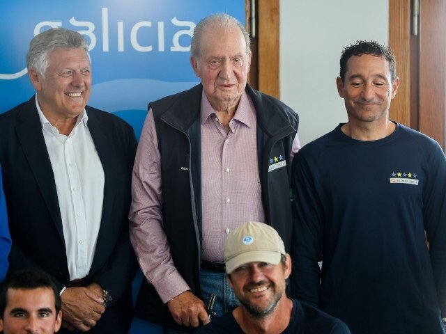 El Rey Juan Carlos durante la entrega de trofeos de la regata Turismo de Galicia donde el 'Brib&oacute;n'. - EUROPA PRESS