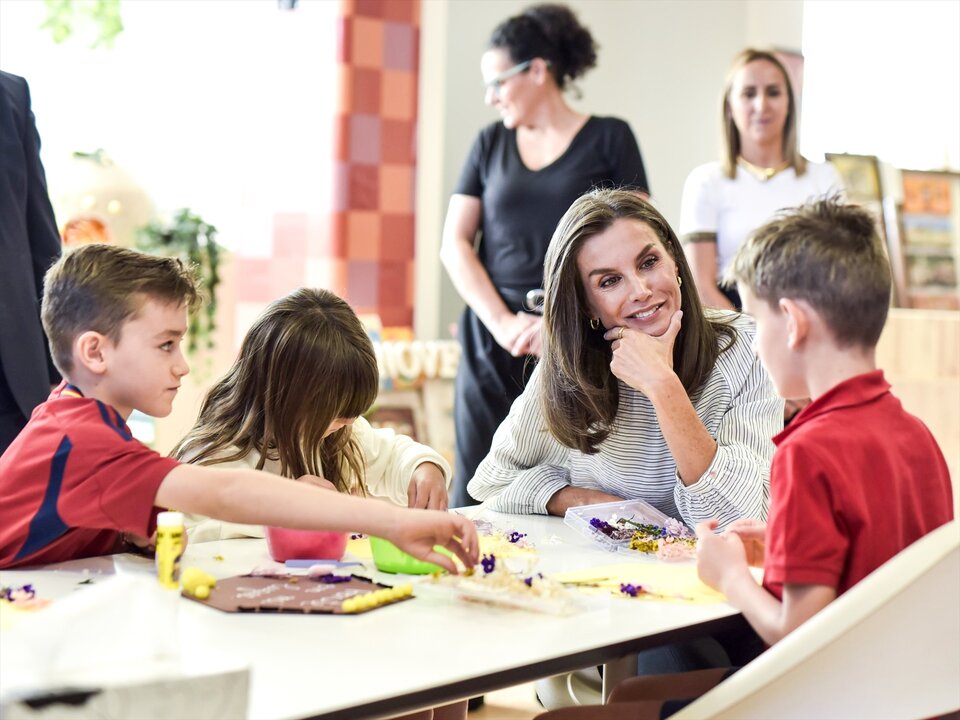 La Reina Letizia durante la apertura del Curso Escolar 2024/2025, en el CEIP Maestra Pl&aacute;cida Herranz, a 11 de septiembre de 2024, en Azuqueca de Henares, Guadalajara - MATEO LANZUELA / EUROPA PRESS