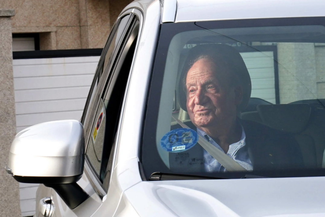 Juan Carlos I en una foto de archivo llegando a Sanxenxo.