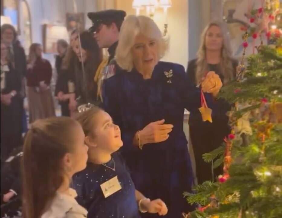 La reina Camilla decora el &aacute;rbol de Navidad en Clarence House
