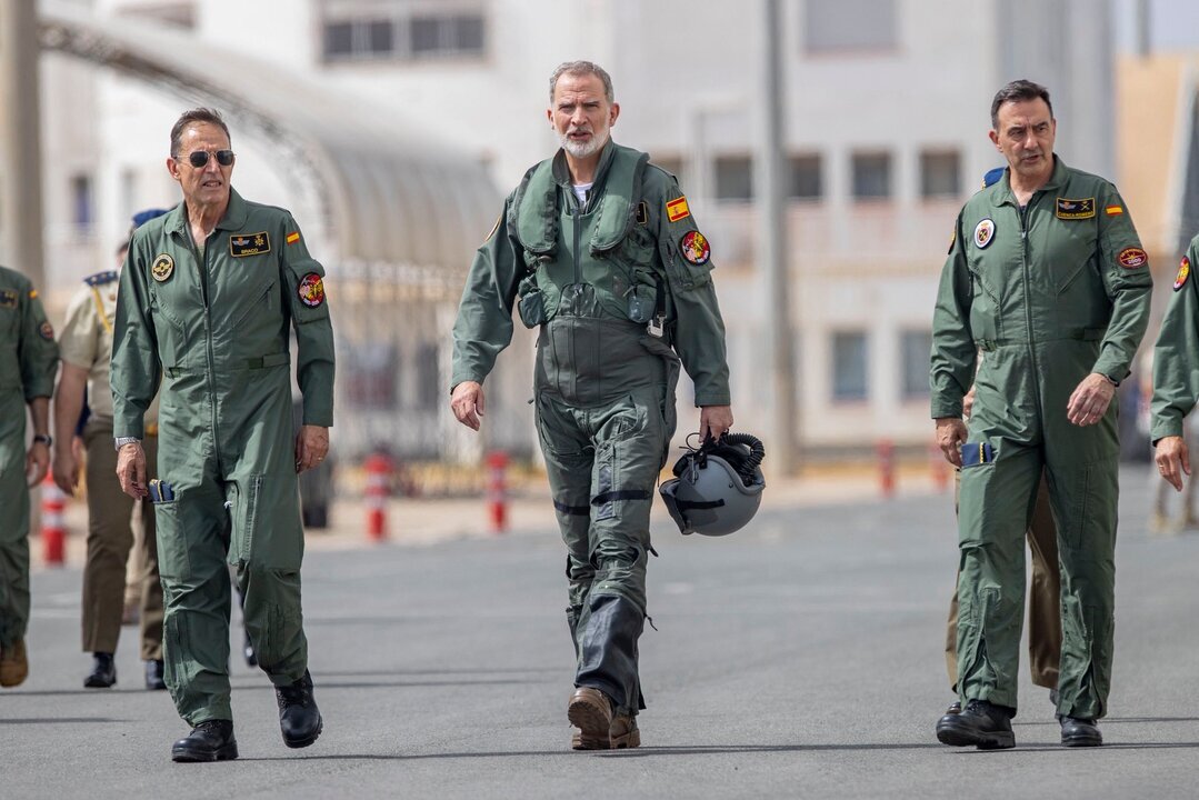 Con motivo del Festival A&eacute;reo &ldquo;AIRE 25&rdquo; que conmemora los 40 a&ntilde;os de la Patrulla &Aacute;guila, el Rey ha pilotado el avi&oacute;n Pilatus PC-21 (E.27). Casa Real.