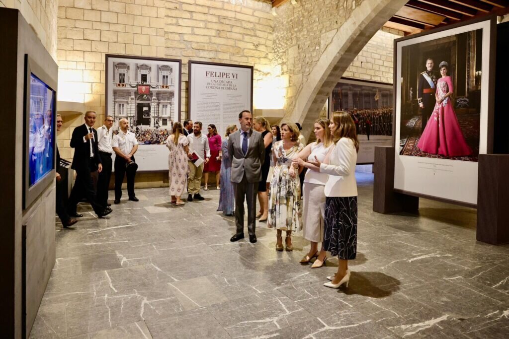 El presidente del Parlamento Balear, la presidenta de Patrimonio Nacional, la presidenta del Gobierno de las Islas Baleares y la decana de la Diputaci&oacute;n de la Grandeza observan el v&iacute;deo conmemorativo realizado con motivo de la exposici&oacute;n. Foto: Gobierno de las Islas Baleares