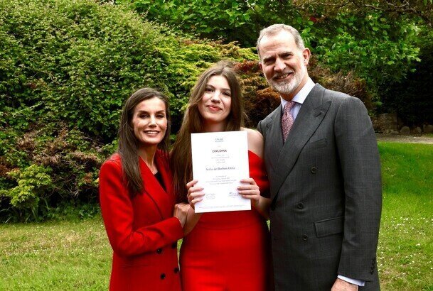 Los reyes junto a la infanta Sof&iacute;a el d&iacute;a de su graduaci&oacute;n en Gales. Foto de archivo.