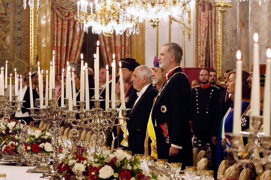 Los Reyes, en la cena de gala ofrecida en honor del Sult&aacute;n de Om&aacute;n, Haitham Bin Tarik, en el Palacio Real de Madrid. Foto: Casa Real.