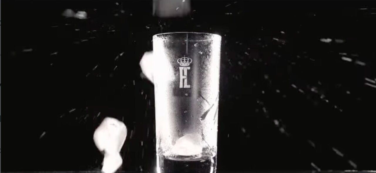 Una pieza de la cristaler&iacute;a grabada con las iniciales &ldquo;FL&rdquo; en alusi&oacute;n a Felipe y Letizia, los Reyes de Espa&ntilde;a, y dise&ntilde;adas para su uso en actos oficiales. Imagen: Real F&aacute;brica de Cristales.