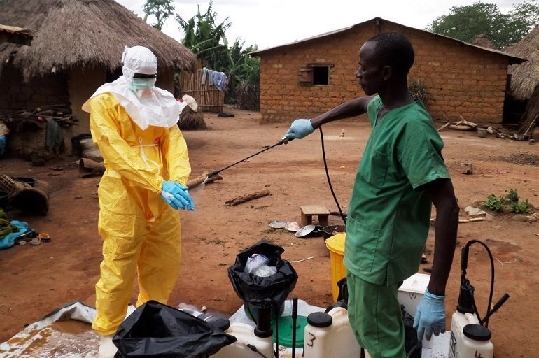 Sanitario destinado en &Aacute;frica cumple el protocolo antes de retirarse el traje de seguridad. 