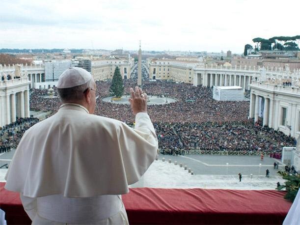 El papa, impartiendo la tradicional bendici&oacute;n "Urbi et Orbi"   