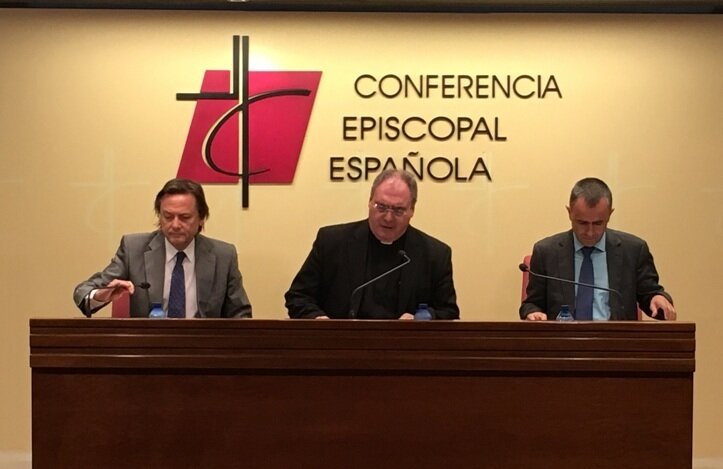 Jes&uacute;s Lizcano, Jos&eacute; Mar&iacute;a Gil Tamayo y Fernando Gim&eacute;nez Barriocanal ayer, en la firma del convenio. 