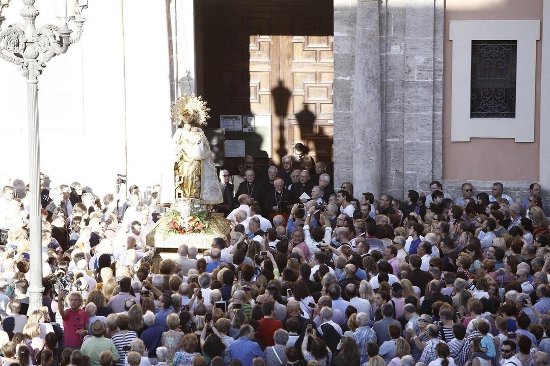 El cardenal Ca&ntilde;izares junto a otros obispos, durante el acto de desagravio a la Virgen de los Desamparados. 