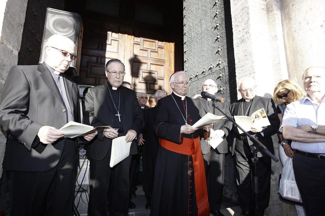 Obispos valencianos junto a Ca&ntilde;izares en el acto de desagravio de la Virgen. 
