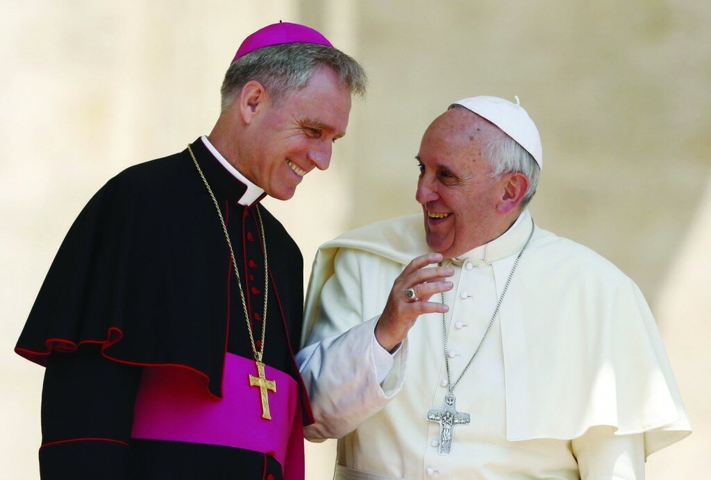 El Papa Francisco con Monse&ntilde;or Georg G&auml;nswein. 