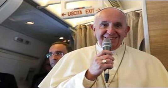Papa Francisco en el avi&oacute;n.