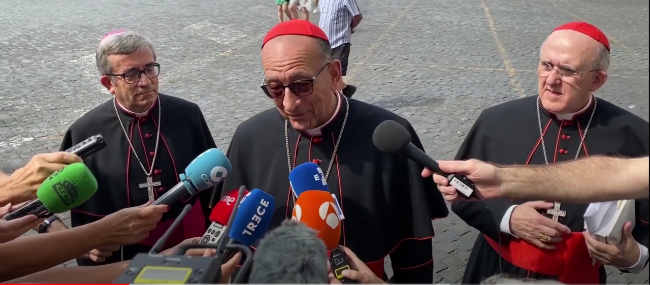 Arg&uuml;ello, Omella y Osoro en el Vaticano.
